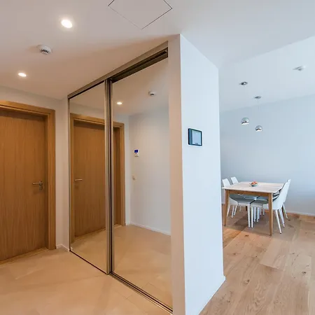 Goodson & Red Port Of Apartment *